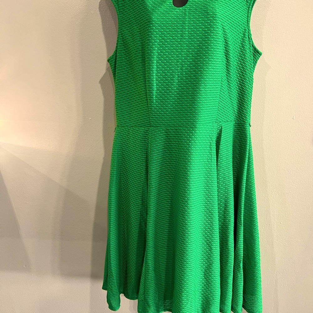 Gorgeous spring color. Great for dressing up or at the office with a cardigan
